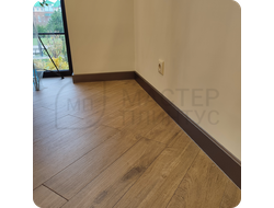 Плинтус ХДФ Dollken Cubu Flex Life 80мм Х 2,5 м 1245 Бронза в интерьере 10