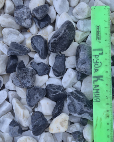 Чёрно-белая мраморная крошка галтованная, фракция 20-40 мм