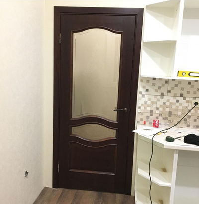 ЛАЙНДОР (УЛЬЯНОВСК)/ МОДЕЛЬ АМЕЛИЯ/ ПОЛОТНО ОСТЕКЛЕННОЕ/ НАТУРАЛЬНЫЙ ШПОН САПЕЛИ (САПЕЛЕ)/ ТОН 10 (КРАСНОЕ ДЕРЕВО)