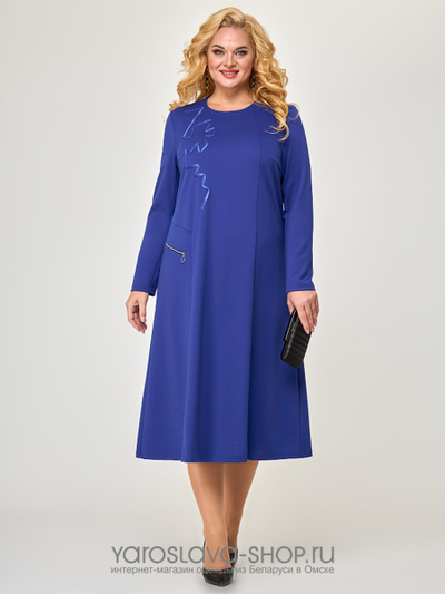 Нарядное платье василькового цвета с атласной лентой