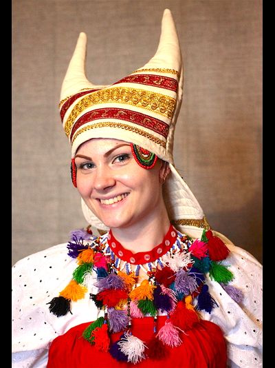 Русский народный головной убор "Кичка белая рогатая" с позатыльней