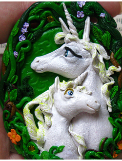 Сказочная подвеска "Единороги существуют!" с парой белоснежных единорогов