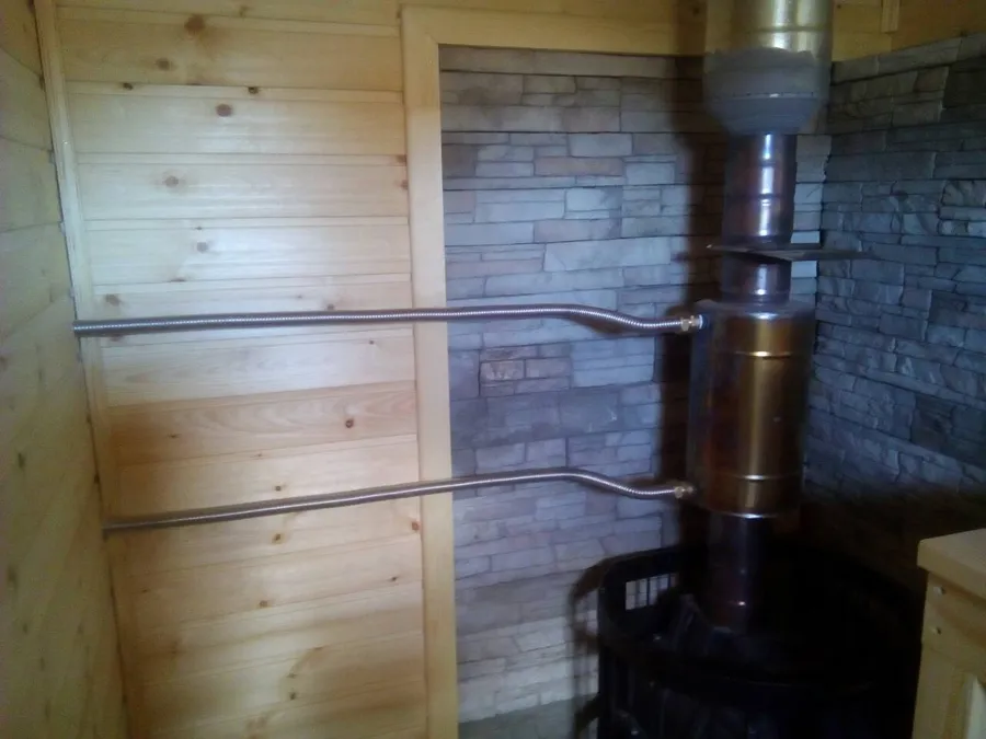 С  парилки в мойку проведены гофрированные трубы, для подачи горячей воды.