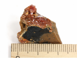 Ванадинит, кристаллы на породе, Марокко (23*20*18 мм, 8 г) №35873