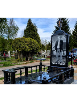 Большой гранитный памятник с крестом