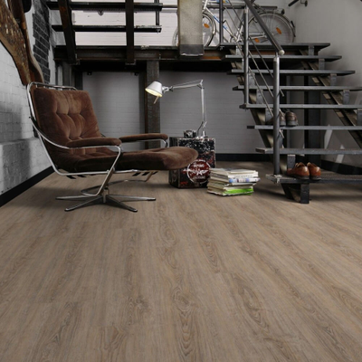 Виниловый пол Wineo 800 Wood XL Clay Calm Oak DLC00062 в интерьере гостиной