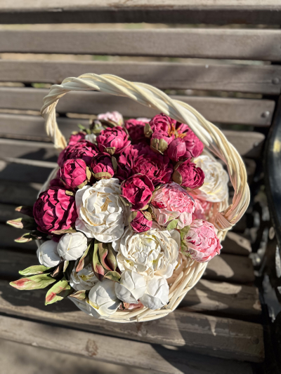 Корзина с зефирными пионами