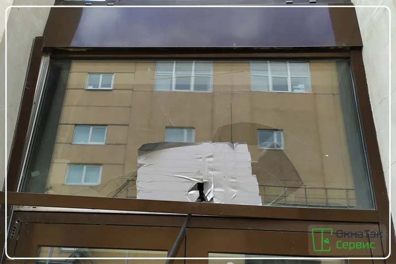 Разбитый стеклопакет в алюминиевом окне