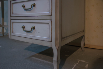 Письменный стол с боковой тумбой и одним ящиком под столешницей.