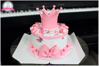 Торт с розовой короной и бантиком