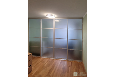 009 Межкомнатная перегородка. Профиль Italum Белый глянец, стекло Сатин.