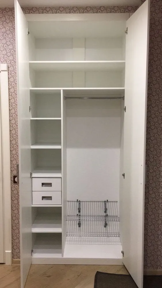 Встроенный шкаф в прихожей, наполнение
фасады МДФ эмаль, с фрезеровкой под дерево (фото2)