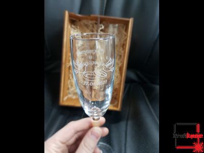 Свадебные фужеры с гравировкой в деревянной подарочной коробке