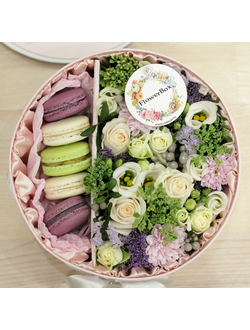 Круглая коробочка с цветами и макаронс