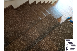 С поворотом 90 градусов с забежными ступенями