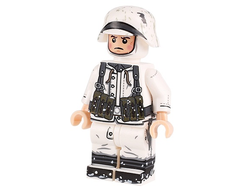 Немецкий автоматчик (подсумки MP40) в зимнем камуфляже