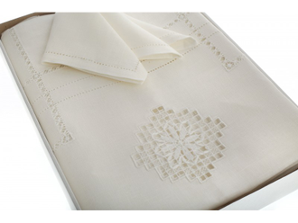 Комплект льняного столового белья: белая вышитая квадратная скатерть 140 см и салфетки