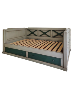 Кровать, в виде софы на прямом цоколе с двумя ящиками.