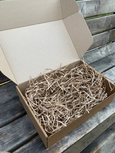 2 штуки - Подарочная коробка с наполнителем КРАФТ и коричневой лентой (32x22x10 см)