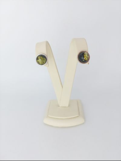 Серьги-гвоздики с зеленым янтарем