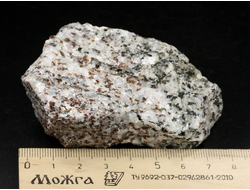 Хондродит в породе, необработанный образец, Россия, Каpелия (81*53*25 мм, 152 г) №38049