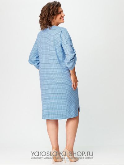 Нарядное женское платье голубого цвета в мелкую клетку