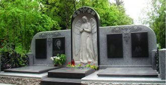 Фото ангел гравировка на фамильном склепе на могилу в СПб