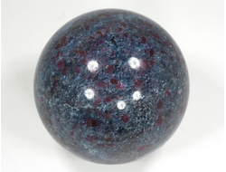 Шар Корунд красный (рубин) в кианите, светится в УФ, Индия (57 мм, 392 г) №29723