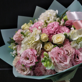 Нежный букет: лизиантус - эустома, кустовые розы, гортензия. Модный букет