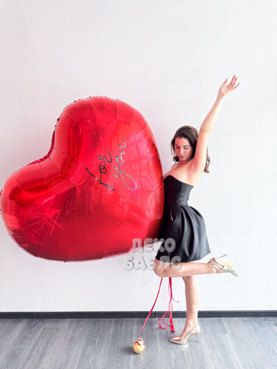 Огромный красный шар в форме сердца с белой надписью Просто люблю тебя в интерьере Троицк Новая Моск