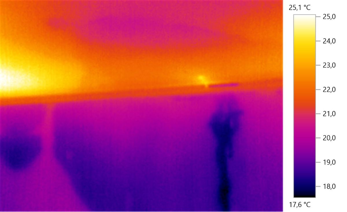 утечки цвета. вода загрязненная нефтепродуктами. масляная пленка на воде. разлив нефти барьерного рифа. термография цвета.