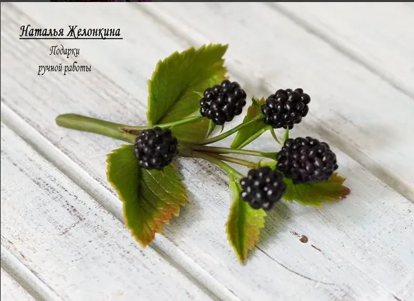 Работа Натальи Желонкиной. Для листьев использован молд "Лист малины"