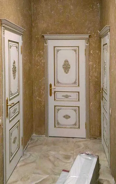 Двери с порталом в коридоре
