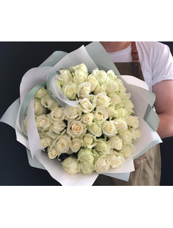 Букет 51 белая роза 60 см с оформлением