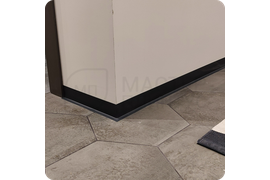 Трансформация пространства
Монтаж премиального микроплинтуса Dollken WLK 50 в современном интерьере. Черный цвет и простая установка создают впечатляющий результат.