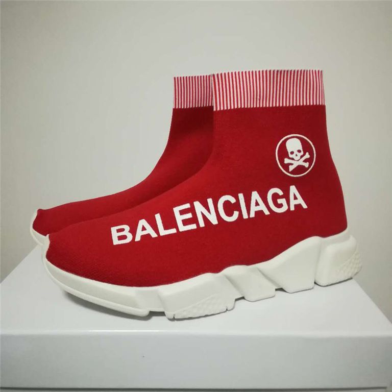 Как пишется баленсиага. Balenciaga бренд. Balenciaga красные. Носки бренда Balenciaga. Кроссовки Баленсиага женские красные.