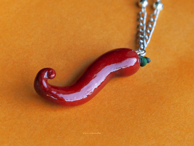 "Добавь перчика!" Яркий кулон с перцем Чили