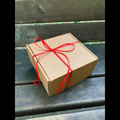 Подарочная коробка GILEV 16х16х8см с наполнителем и красной лентой