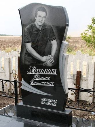 На фото фигурный памятник на могилу для мужчины в СПб