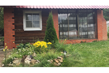 001 Веранда дачи, остекленная с помощью дверей предназначенных изначально для шкафов-купе.
Этот вариант является холодным остеклением, хоть он и совсем не предназначен для этого. )
Сделано это было уже больше 10 лет назад