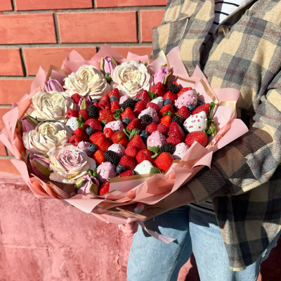 Ягодный букет с зефирными цветами