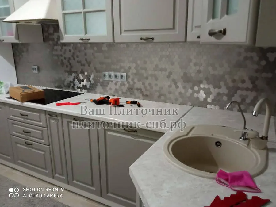 укладка алюминиевой мозаики Artens на кухонный фартук