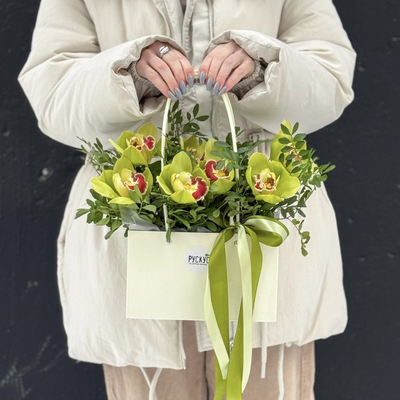 Цветочная сумочка из 7 орхидей