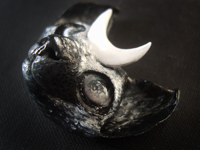 Необычная брошь в стиле фэнтези "Лунный котик - заклинатель звёзд"