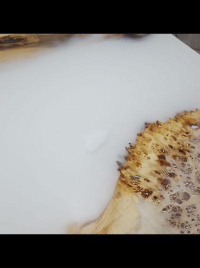 столешница с белой рекой из горного тополя