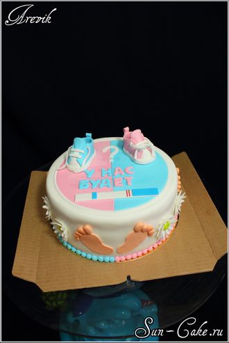Торт розово-голубой для тех кто не знает кто родится мальчик или девочка.