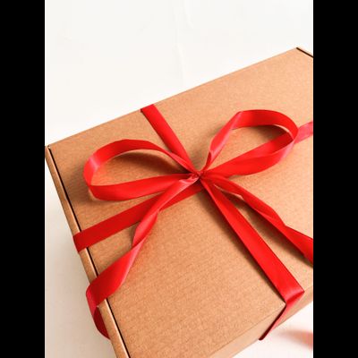 Огромная подарочная коробка GILEV 52x38x22 см с наполнителем и красной лентой