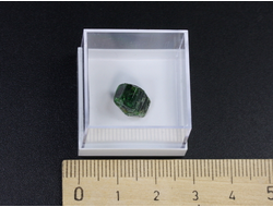 Турмалин зелёный (верделит, хромтурмалин) в пластиковом боксе, Танзания (10*8*7 мм, 0,87 г) №23478