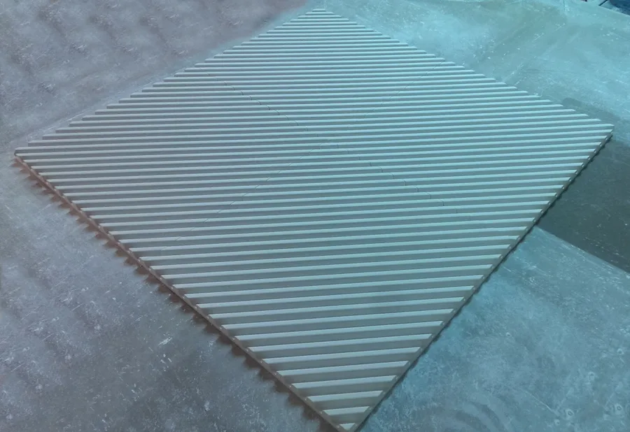 Проверка геометрии панели на производстве перед упаковкой - идеально! Для потолочных и настенных панелей использовалась стандартный гипсовый компаунд из высокопрочного Альфа гипса.