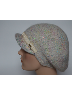 belaya-kepka-vyazanaya-s-raznotsvetnymi-payetkami-vizio-italiya